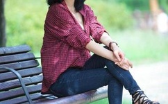 女子带婴儿到网吧打游戏